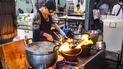 Ăn uống dưới bầu trời không sao - Ảnh 2. Đầu bếp Jay Fai