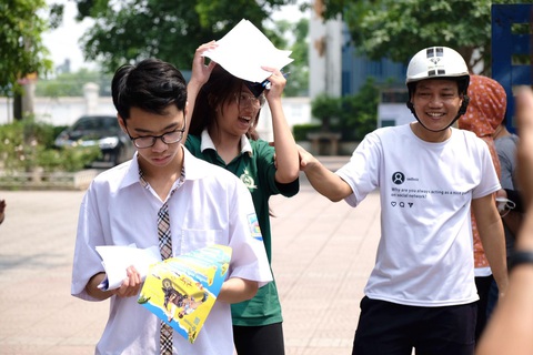 Tại điểm thi THCS Yên Thường, nhiều thí sinh nhận định đề thi toán vào lớp 10 phân hoá học sinh khá giỏi ở câu 4 hình học - Ảnh: NGUYÊN BẢO Tại điểm thi THCS Yên Thường, nhiều thí sinh nhận định đề thi toán vào lớp 10 phân hóa học sinh khá giỏi ở câu 4 hình học - Ảnh: NGUYÊN BẢO