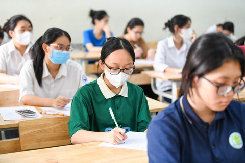 Các thí sinh thi môn Toán tại trường THCS Mễ Trì sáng 11-6 - Ảnh: NAM TRẦN Các thí sinh dự thi môn toán kỳ thi tuyển sinh vào lớp 10 ở Hà Nội ngày 11-6 - Ảnh: NAM TRẦN