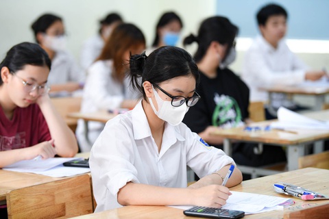 Các thí sinh thi môn Toán tại trường THCS Mễ Trì sáng 11-6 - Ảnh: NAM TRẦN Các thí sinh thi môn Toán tại trường THCS Mễ Trì sáng 11-6 - Ảnh: NAM TRẦN