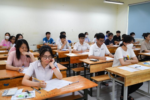 Thí sinh dự thi lớp 10 Hà Nội năm 2023 - Ảnh: NAM TRẦN Thí sinh dự thi lớp 10 Hà Nội năm 2023 - Ảnh: NAM TRẦN
