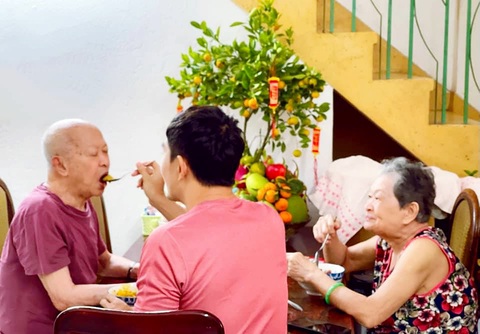 Diễn viên Trương Minh Quốc Thái: Có bao giờ bạn ôm hôn ba mẹ mình chưa? - Ảnh 1. Trương Minh Quốc Thái chăm sóc bữa ăn cho ba mẹ - Ảnh: NVCC