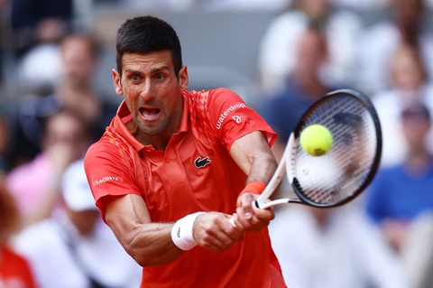 Vô địch Roland Garros 2023, Djokovic giành Grand Slam thứ 23 - Ảnh 5. Djokovic càng thi đấu càng thể hiện đẳng cấp của tượng đài làng banh nỉ thế giới - Ảnh: REUTERS