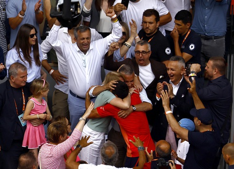 Djokovic cảm ơn mẹ quần vợt sau khi đoạt Grand Slam thứ 23 - Ảnh 1. Djokovic cảm ơn mẹ quần vợt sau khi đoạt Grand Slam thứ 23 - Ảnh 1.