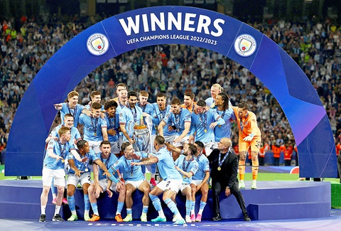 Đội bóng kiểu mẫu Man City - Ảnh 1. Toàn đội Man City ăn mừng chức vô địch Champions League - Ảnh: Reuters