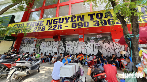 Đằng sau 'sóng' trả mặt bằng - Ảnh 1. Thông báo cho thuê tòa nhà tại đường Hai Bà Trưng (quận 1) sau khi một doanh nghiệp trả mặt bằng - Ảnh: NGỌC HIỂN