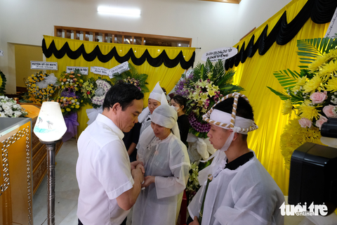 Phó thủ tướng Trần Lưu Quang thăm hỏi nạn nhân vụ 2 trụ sở UBND xã bị tấn công - Ảnh 2. Phó thủ tướng Trần Lưu Quang thăm hỏi nạn nhân vụ 2 trụ sở UBND xã bị tấn công - Ảnh 2.