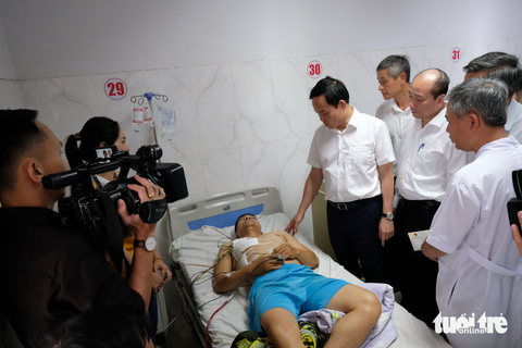 Phó thủ tướng Trần Lưu Quang thăm hỏi nạn nhân vụ 2 trụ sở UBND xã bị tấn công - Ảnh 4. Phó thủ tướng động viên đại úy Lê Kiên Cường (35 tuổi), cán bộ Công an xã Ea Ktur - nạn nhân trong vụ hai trụ sở UBND xã bị tấn công - Ảnh: MAI VINH