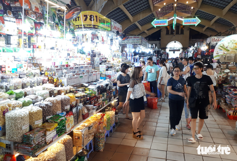 Chợ Bến Thành đã nhộn nhịp, tiểu thương hào hứng với dán mã thanh toán không tiền mặt - Ảnh 1. Chợ Bến Thành đã nhộn nhịp, tiểu thương hào hứng với dán mã thanh toán không tiền mặt - Ảnh 1.