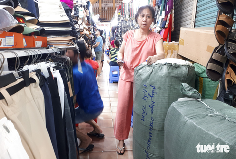 Chợ Bến Thành đã nhộn nhịp, tiểu thương hào hứng với dán mã thanh toán không tiền mặt - Ảnh 2. Chợ Bến Thành đã nhộn nhịp, tiểu thương hào hứng với dán mã thanh toán không tiền mặt - Ảnh 2.
