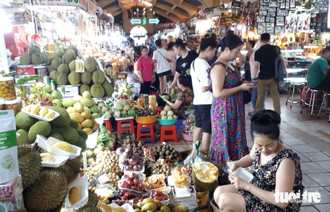 Chợ Bến Thành đã nhộn nhịp, tiểu thương hào hứng với dán mã thanh toán không tiền mặt - Ảnh 4. Chợ Bến Thành đã nhộn nhịp, tiểu thương hào hứng với dán mã thanh toán không tiền mặt - Ảnh 4.