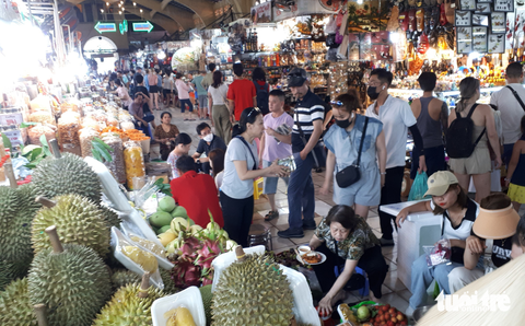 Chợ Bến Thành đã nhộn nhịp, tiểu thương hào hứng với dán mã thanh toán không tiền mặt - Ảnh 5. Chợ Bến Thành đã nhộn nhịp, tiểu thương hào hứng với dán mã thanh toán không tiền mặt - Ảnh 5.