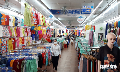 Chợ Bến Thành đã nhộn nhịp, tiểu thương hào hứng với dán mã thanh toán không tiền mặt - Ảnh 6. Chợ Bến Thành đã nhộn nhịp, tiểu thương hào hứng với dán mã thanh toán không tiền mặt - Ảnh 6.