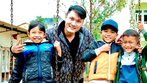 Hữu duyên Sài Gòn của Thư Hoàng - Ảnh 1. Trương Thư Hoàng bên những em bé anh gặp và giúp đỡ trên những hành trình từ thiện cùng nhóm Hữu duyên Sài Gòn - Ảnh: NVCC
