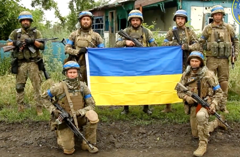 Ukraine phản công, tạo bước ngoặt mới - Ảnh 2. Binh sĩ Ukraine giương cờ giải phóng ngôi làng Storozheve, vùng Dontesk, trong một đoạn video clip chưa được xác minh vào ngày 12-6 - Ảnh: Reuters