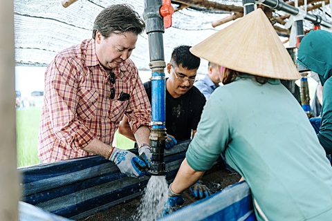 Việt Nam bao dung, rộng lượng - Ảnh 3. Đại sứ Mỹ tại Việt Nam Marc E. Knapper tham gia công việc cùng người dân địa phương tại một địa điểm khai quật, tìm kiếm người Mỹ mất tích ở Việt Nam - Ảnh: Đại sứ quán Mỹ