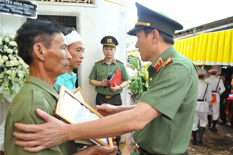 Đoàn công tác Bộ Công an thăm hỏi gia đình nạn nhân vụ tấn công 2 trụ sở UBND xã - Ảnh 2. Đoàn công tác Bộ Công an thăm hỏi gia đình nạn nhân vụ tấn công 2 trụ sở UBND xã - Ảnh 2.