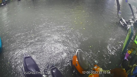 Mưa to sau nhiều ngày oi nóng, phố Hà Nội ngập úng - Ảnh 4. Mưa to sau nhiều ngày oi nóng, phố Hà Nội ngập úng - Ảnh 4.