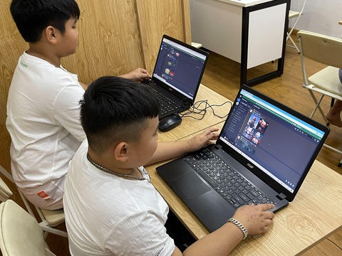 Đưa con vào hạ: Trí tuệ và kỹ năng đi cùng niềm vui - Ảnh 3. Học sử dụng công cụ AI giúp học viên tiếp cận và hiểu rõ hơn về công nghệ hiện đại