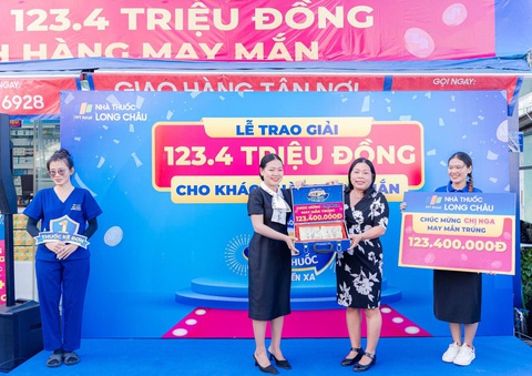 Mua sắm tại FPT Long Châu nữ khách hàng bất ngờ trúng ngay 123.400.000 đồng tiền mặt - Ảnh 1. FPT Long Châu đã trao giải thưởng tiền mặt trị giá 123.400.000 đồng cho khách hàng may mắn đầu tiên