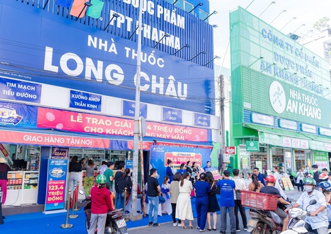 Mua sắm tại FPT Long Châu nữ khách hàng bất ngờ trúng ngay 123.400.000 đồng tiền mặt - Ảnh 2. Mua sắm tại FPT Long Châu nữ khách hàng bất ngờ trúng ngay 123.400.000 đồng tiền mặt - Ảnh 2.