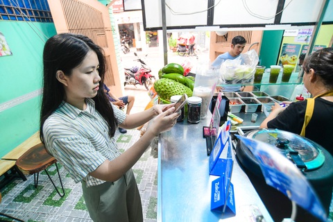 Chị Giao Niên thanh toán tiền trà sữa bằng app ngân hàng Vietcombank tại quán Chang Chang, quận Phú Nhuận, TP.HCM - Ảnh: QUANG ĐỊNH Thanh toán tiền trà sữa bằng app Ngân hàng Vietcombank tại quán Chang Chang, quận Phú Nhuận, TP.HCM - Ảnh: QUANG ĐỊNH