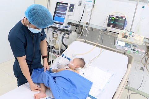 Bệnh tay chân miệng đến sớm, nhiều ca trở nặng - Ảnh 1. Bệnh tay chân miệng đến sớm, nhiều ca trở nặng - Ảnh 1.