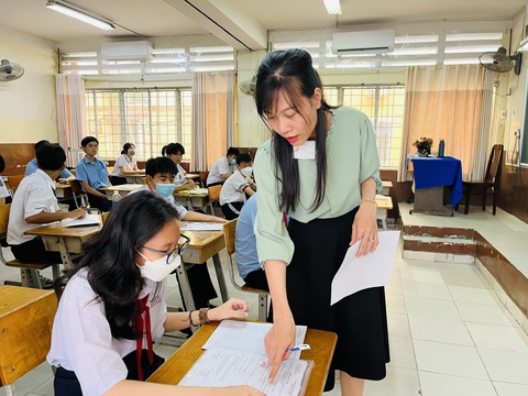 TP.HCM công bố đáp án các môn thi vào lớp 10 - Ảnh 1. TP.HCM công bố đáp án các môn thi vào lớp 10 - Ảnh 1.