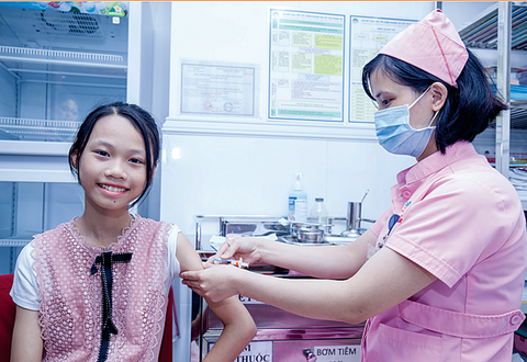 Việt Nam có thể loại bệnh ung thư phổ biến ở nữ giới? - Ảnh 1. Tiêm chủng vắc xin HPV là biện pháp ngăn ngừa nguy cơ mắc ung thư cổ tử cung ở trẻ em gái trong tương lai - Ảnh: UNFPA