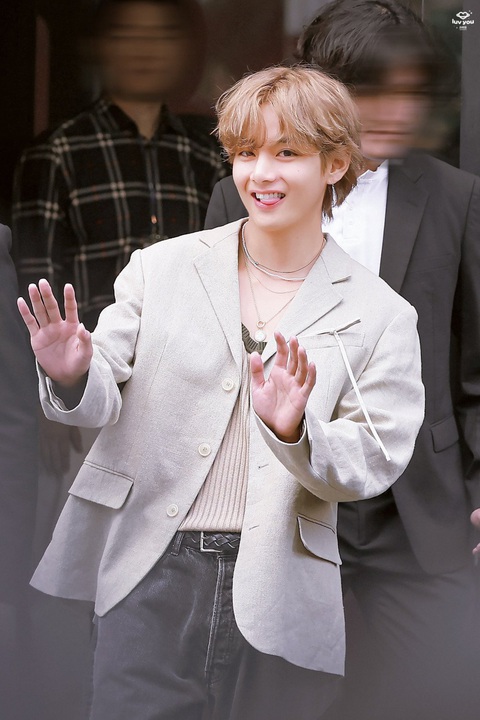 V (BTS) nhuộm tóc vàng hoe, càn quét Top 5 xu hướng nổi bật toàn cầu - Ảnh 1. V (BTS) nhuộm tóc vàng hoe, càn quét Top 5 xu hướng nổi bật toàn cầu - Ảnh 1.