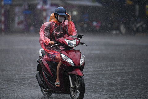 Chiều tối và đêm nay miền Bắc mưa rào và dông, đề phòng mưa đá, dông lốc- Ảnh 1. Do ảnh hưởng của không khí lạnh nên chiều tối và đêm nay ở miền Bắc tiếp tục có mưa, khả năng cao có dông lốc, mưa đá - Ảnh: NAM TRẦN