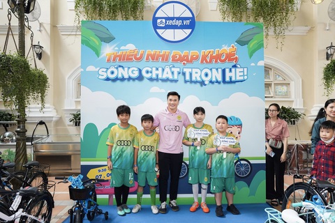 Thủ môn Bùi Tiến Dũng vận động cùng trẻ, vì một mùa hè không điện thoại - Ảnh 1. Thủ môn Bùi Tiến Dũng vận động cùng trẻ, vì một mùa hè không điện thoại - Ảnh 1.