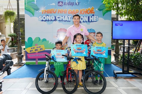 Thủ môn Bùi Tiến Dũng vận động cùng trẻ, vì một mùa hè không điện thoại - Ảnh 4. Thủ môn Bùi Tiến Dũng vận động cùng trẻ, vì một mùa hè không điện thoại - Ảnh 4.