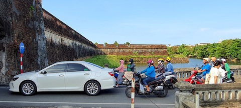 Kinh thành Huế có cần thêm cây cầu?: Tổ chức lại giao thông là phương án hợp lý nhất - Ảnh 2. Cả ô tô, xe máy lẫn người đi bộ cùng đi vào cửa thành nhỏ hẹp nên giao thông khu vực này thường bị ùn tắc - Ảnh: Minh Tự