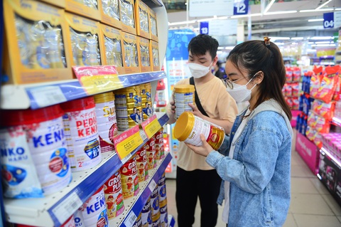 Giảm giá đến 50% các sản phẩm bổ dưỡng nhân Ngày của cha - Ảnh 1. Khách chọn mua sữa tặng cho ông bà nhân dịp "Ngày của cha" 18-6 sắp tới - Ảnh: QUANG ĐỊNH