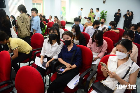 Tiểu thương rôm rả học về thanh toán không tiền mặt - Ảnh 1. Tiểu thương rôm rả học về thanh toán không tiền mặt - Ảnh 1.