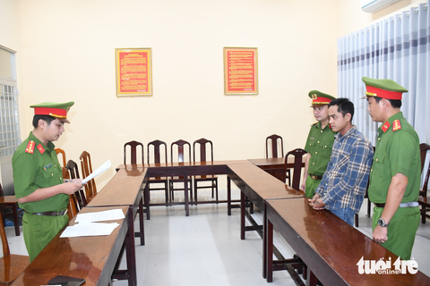 Khởi tố nam thanh niên chặn đường ném đá xe cấp cứu - Ảnh 1. Khởi tố nam thanh niên chặn đường ném đá xe cấp cứu - Ảnh 1.