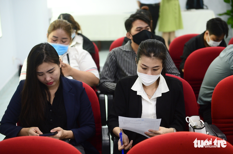 Tiểu thương rôm rả học về thanh toán không tiền mặt - Ảnh 2. Tiểu thương rôm rả học về thanh toán không tiền mặt - Ảnh 2.