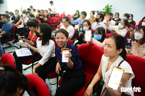 Tiểu thương hào hứng tạo mã VietQR, tập thanh toán không tiền mặt - Ảnh 1. Tiểu thương hào hứng tạo mã VietQR, tập thanh toán không tiền mặt - Ảnh 1.