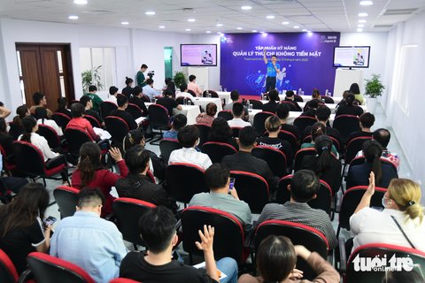 Tiểu thương hào hứng tạo mã VietQR, tập thanh toán không tiền mặt - Ảnh 6. Tiểu thương hào hứng tạo mã VietQR, tập thanh toán không tiền mặt - Ảnh 6.