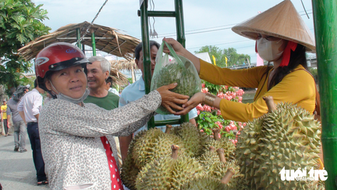 Nông dân thiếu hàng bán trong ngày hội trái sầu riêng - Ảnh 1. Nông dân thiếu hàng bán trong ngày hội trái sầu riêng - Ảnh 1.