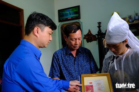 Tặng huy hiệu Tuổi trẻ dũng cảm cho 5 chiến sĩ công an trong vụ trụ sở xã ở Đắk Lắk bị tấn công - Ảnh 2. Tặng huy hiệu Tuổi trẻ dũng cảm cho 5 chiến sĩ công an trong vụ trụ sở xã ở Đắk Lắk bị tấn công - Ảnh 2.