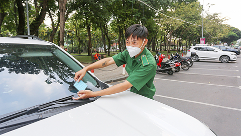 TP.HCM cho thuê lòng đường, vỉa hè ra sao? - Ảnh 1. Giữ ô tô có thu phí trên đường Lê Lai (quận 1, TP.HCM) - Ảnh: C.TUẤN