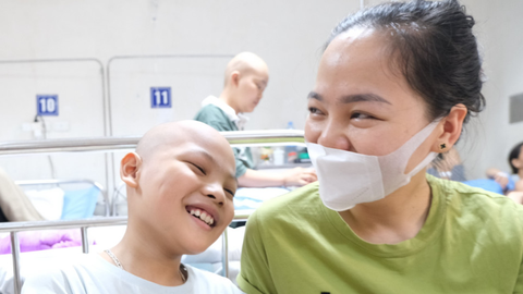 Nụ cười trong trẻo của Thiện Ân - Ảnh 1. Nụ cười trong trẻo của Thiện Ân đã tiếp thêm sức mạnh cho mẹ - Ảnh: HÀ THANH