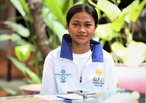 Báo Campuchia đánh giá cao khi báo Tuổi Trẻ trao thưởng cho VĐV Bou Samnang - Ảnh 1. Báo Campuchia đánh giá cao khi báo Tuổi Trẻ trao thưởng cho VĐV Bou Samnang - Ảnh 1.