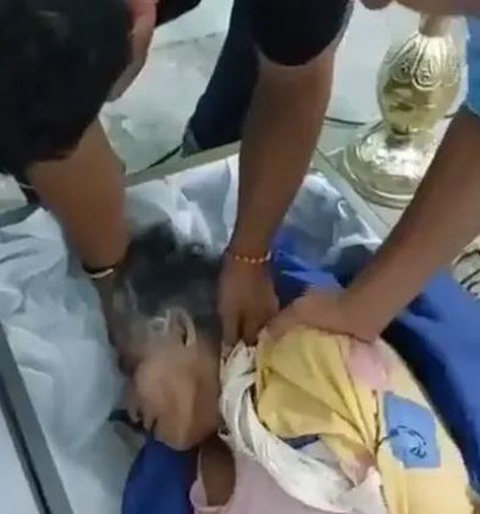 Cụ bà sống lại, đập quan tài đòi ra trong lễ tang của mình - Ảnh 2. Cụ bà sống lại, đập quan tài đòi ra trong lễ tang của mình - Ảnh 2.