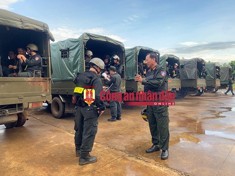 Đã bắt 45 người vụ tấn công 2 trụ sở UBND xã ở Đắk Lắk - Ảnh 2. Lực lượng Cảnh sát cơ động triển khai thực hiện nhiệm vụ truy bắt nhóm nghi phạm - Ảnh: Báo Công an nhân dân