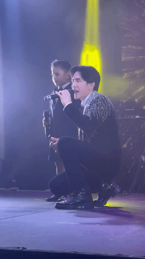 Con trai Đan Trường song ca cùng ba, hát chưa rõ lời vẫn đáng yêu đến lạ - Ảnh 2. Con trai Đan Trường song ca cùng ba, hát chưa rõ lời vẫn đáng yêu đến lạ - Ảnh 2.