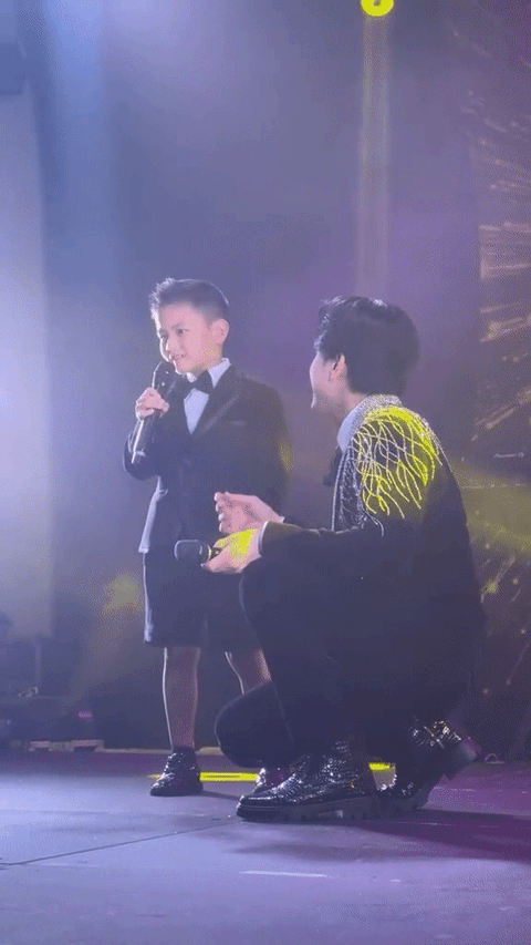 Con trai Đan Trường song ca cùng ba, hát chưa rõ lời vẫn đáng yêu đến lạ - Ảnh 3. Con trai Đan Trường song ca cùng ba, hát chưa rõ lời vẫn đáng yêu đến lạ - Ảnh 3.