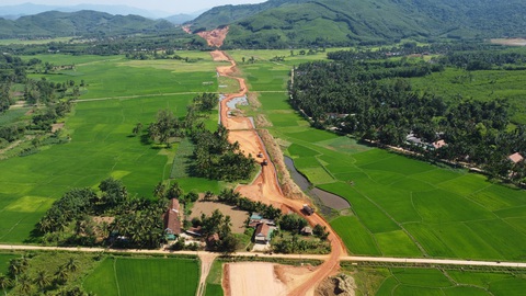 Nhiều đoạn nhà cửa, công trình tại Bình Định vẫn chưa di dời được - Ảnh: LÂM THIÊN Khu vực cao tốc tại Bình Định - Ảnh: LÂM THIÊN